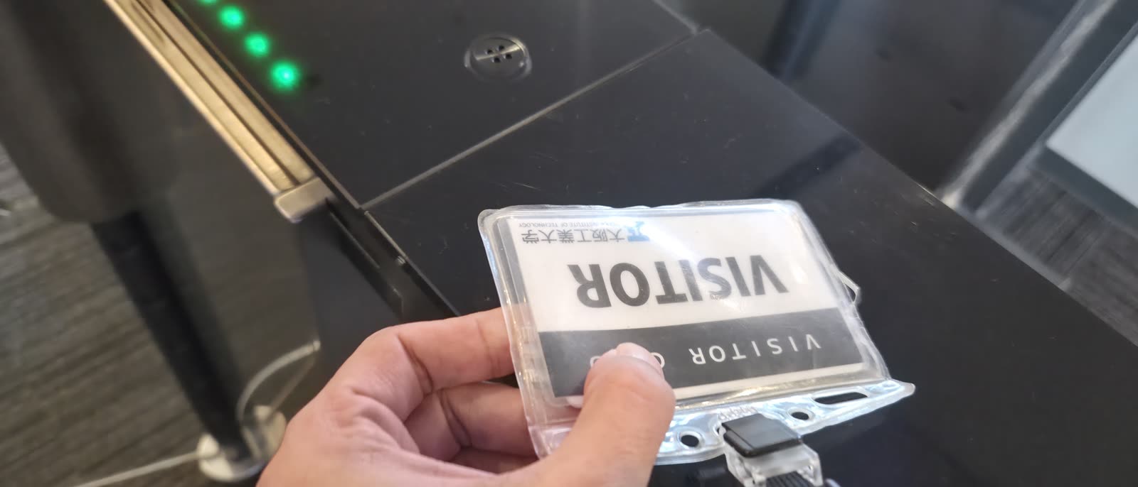 ビジター証。他のフロアに入るにはセキュリティカードが要ります